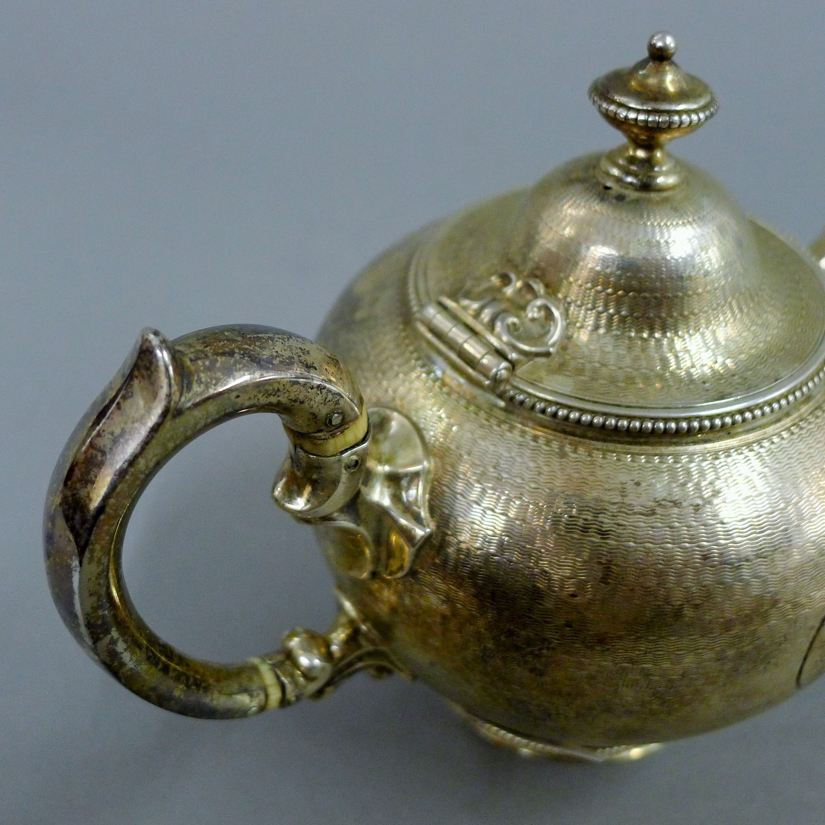 A small Victorian silver teapot. 12 cm high. 263.7 grammes total weight. - Image 5 of 6