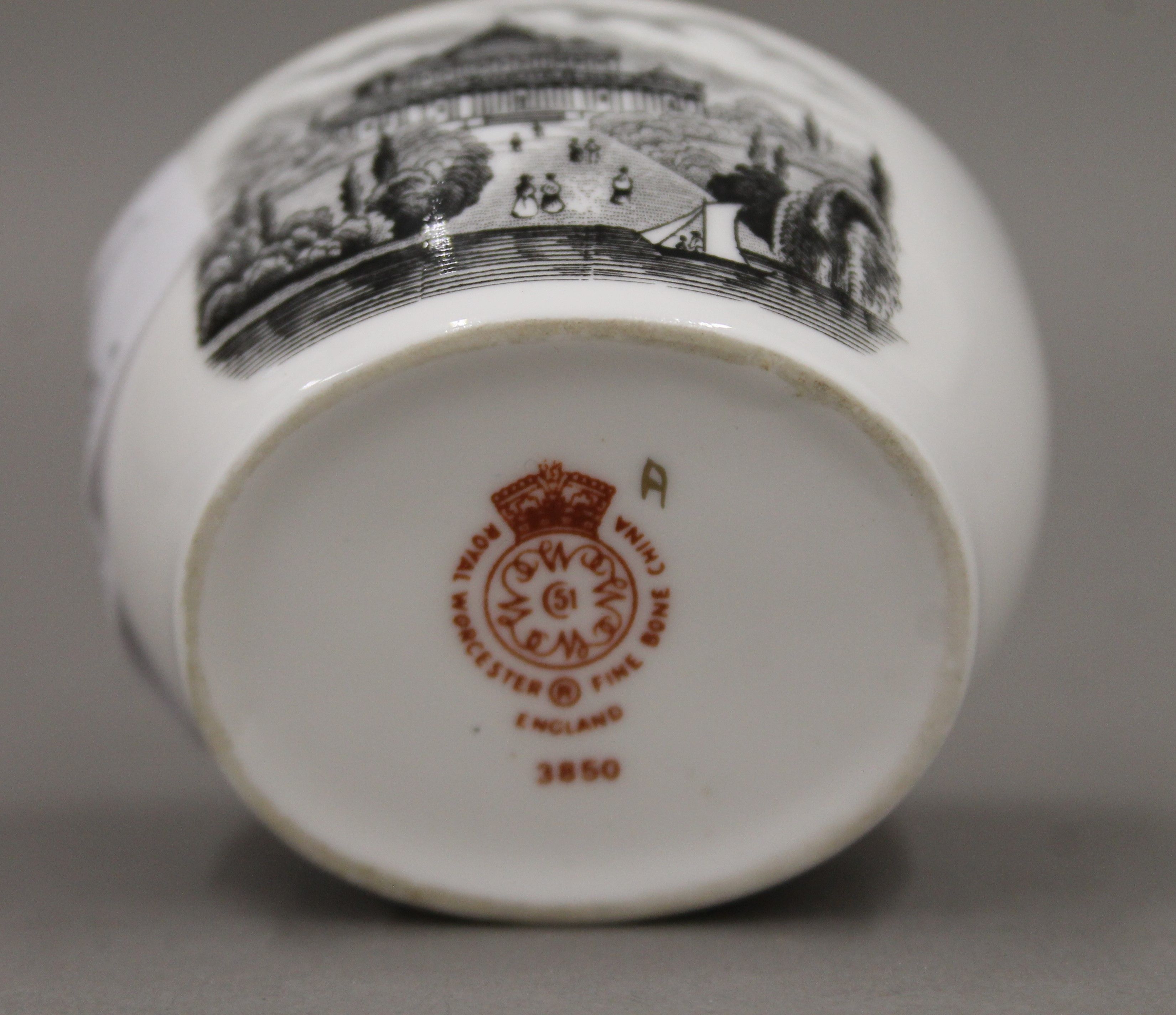 A Royal Worcester porcelain box. 6 cm wide. - Image 5 of 5