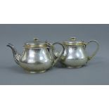 A pair of Georgian silver teapots. 13 cm high. 37.2 troy ounces.