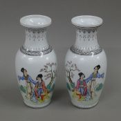 A pair of Chinese Republic porcelain vases. 20 cm high.