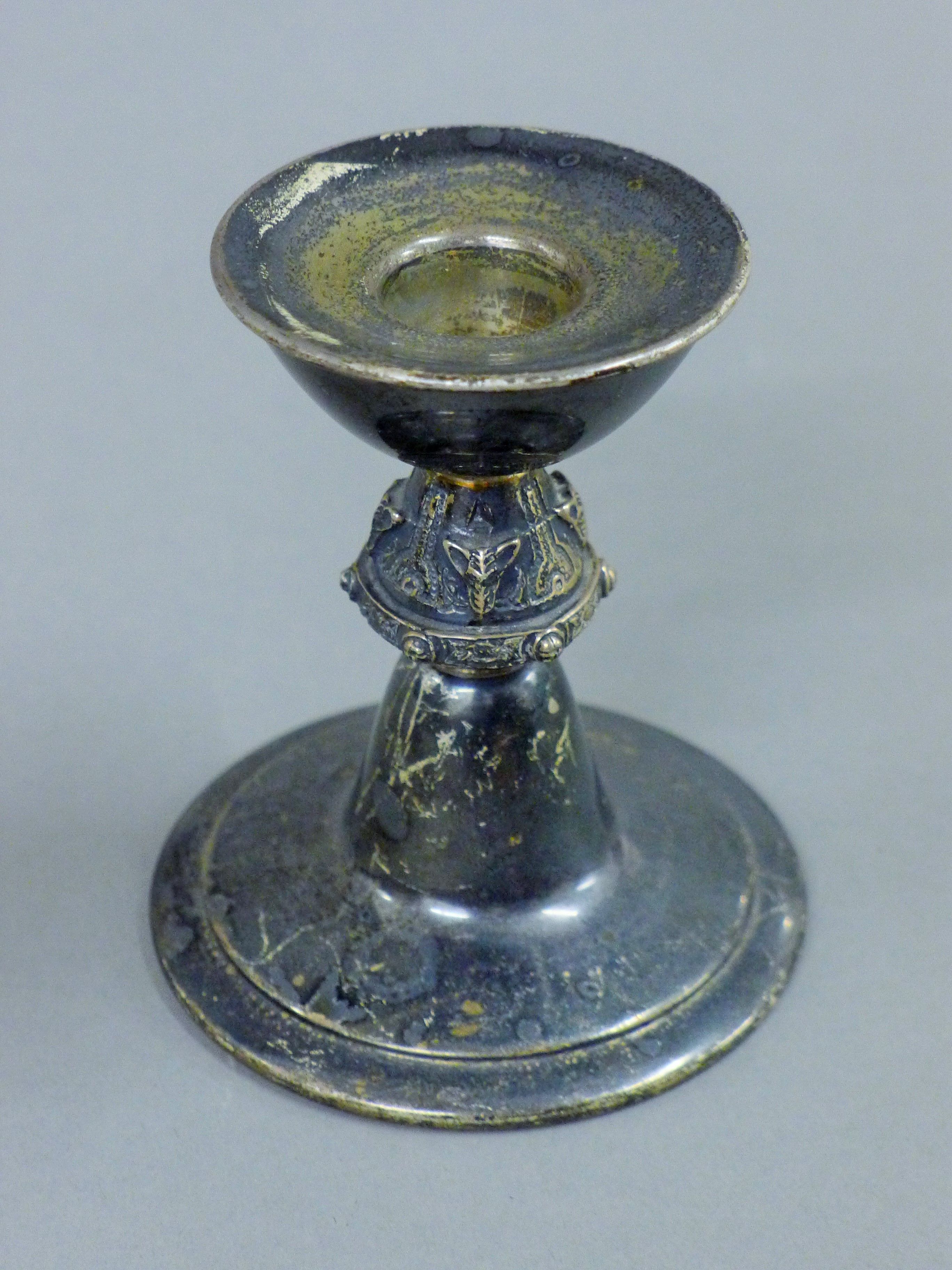 A pair of silver candlesticks. 8.5 cm high. 236.6 grammes. - Image 3 of 5
