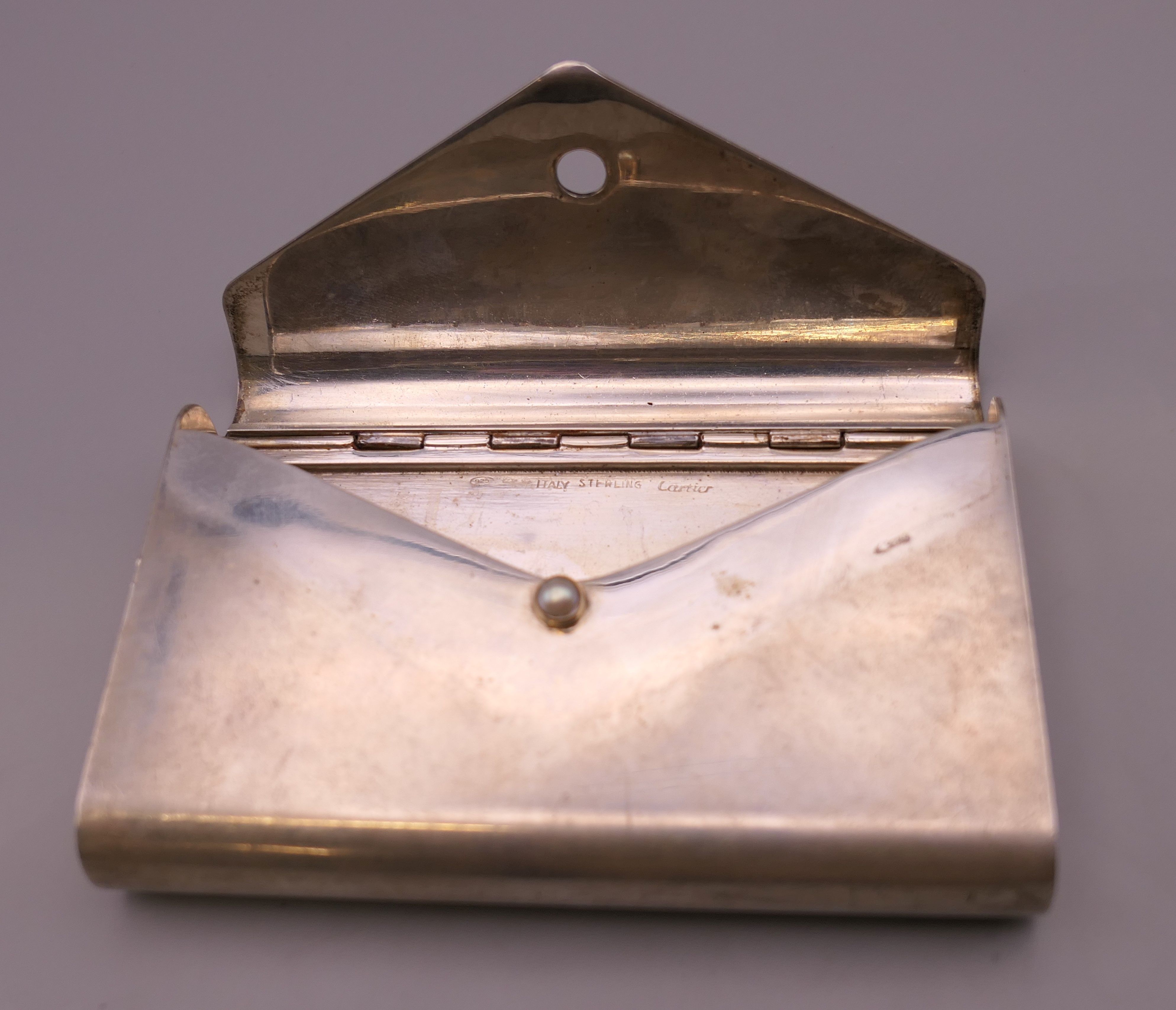 A Cartier sterling silver purse. 10 cm wide. 147.2 grammes total weight. - Image 3 of 7
