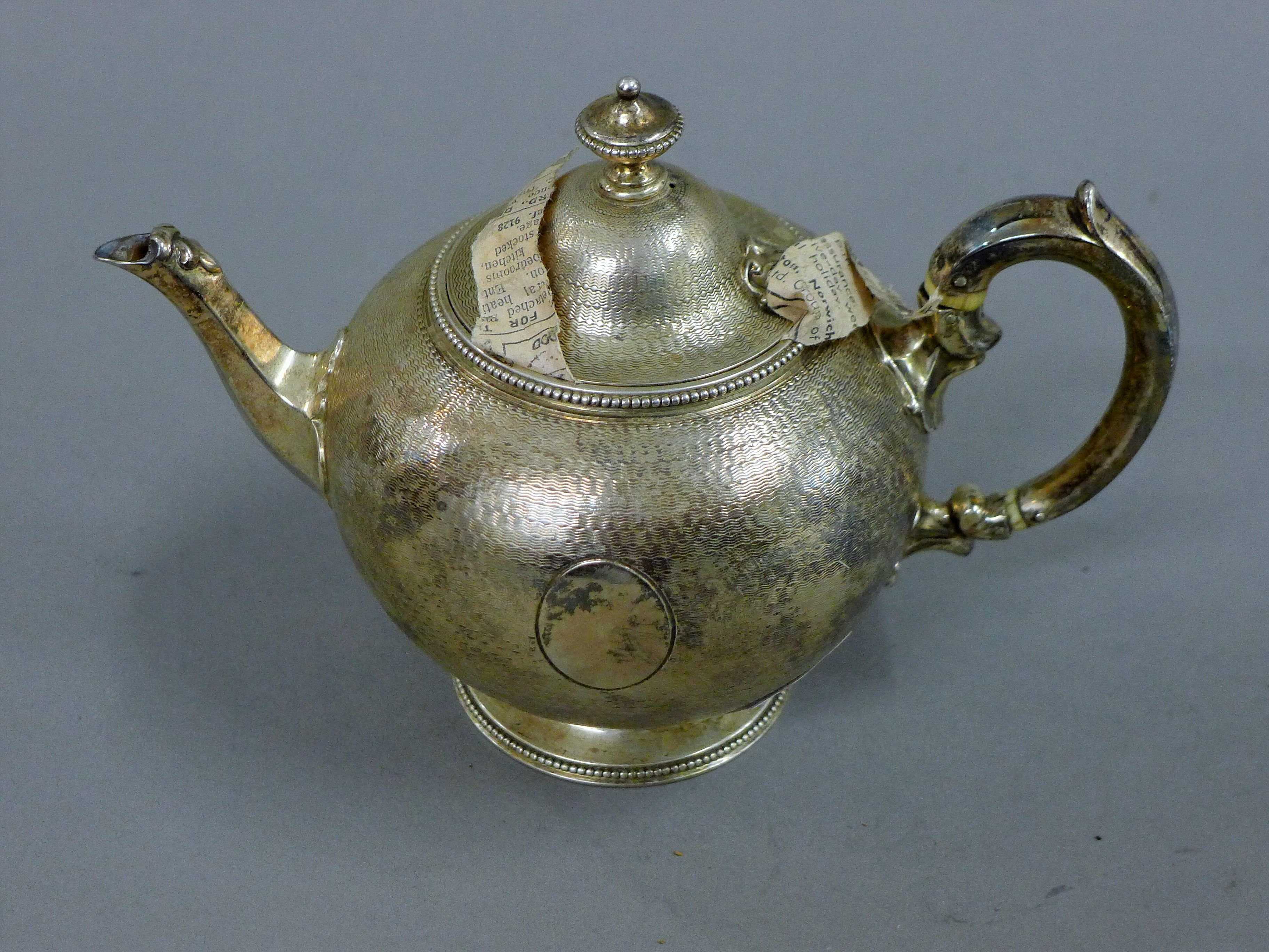 A small Victorian silver teapot. 12 cm high. 263.7 grammes total weight. - Image 2 of 6