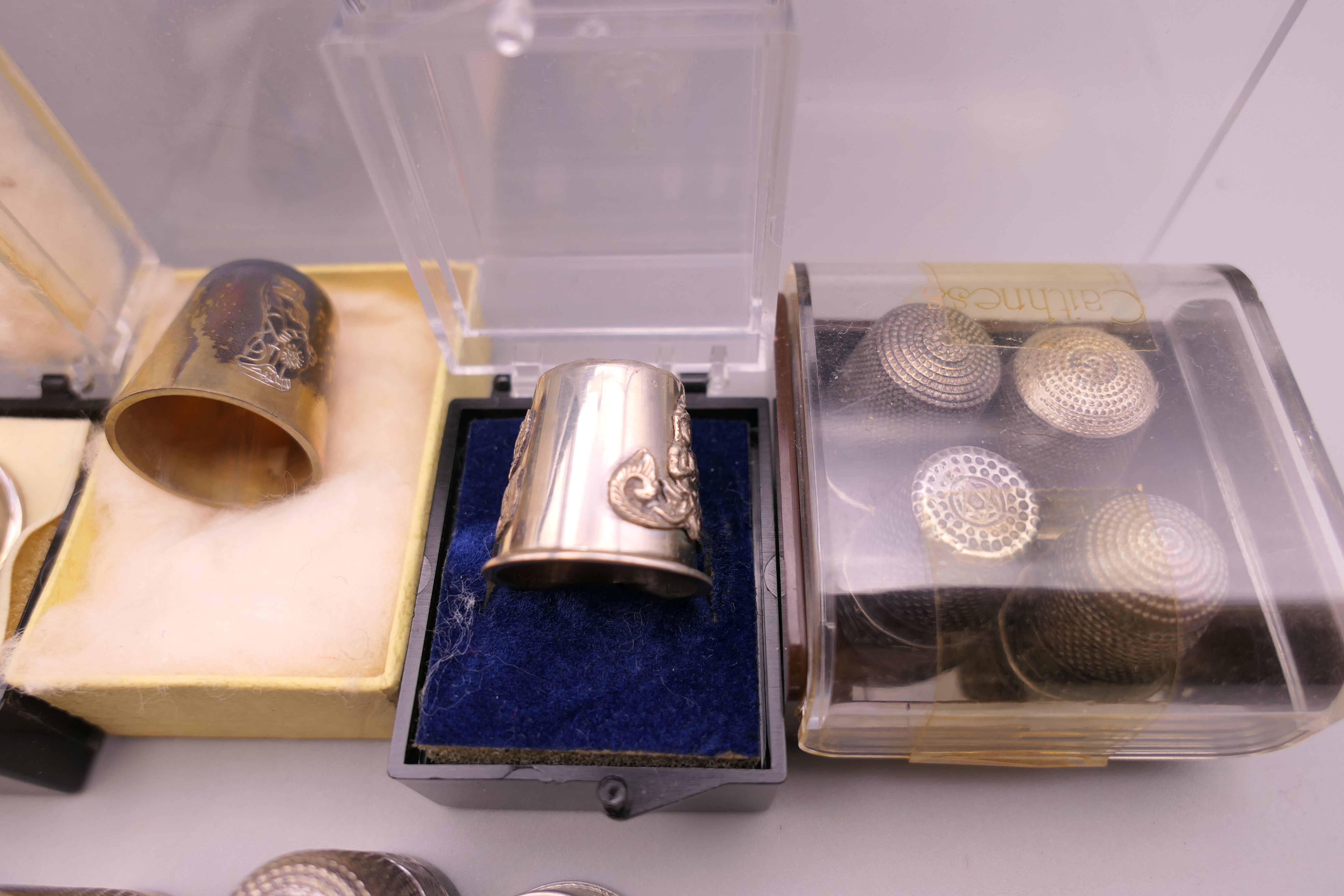 A collection of silver thimbles. - Image 6 of 7