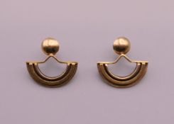 A pair of Kerry Richardson 9 ct gold earrings. 2 cm wide. 5.8 grammes.