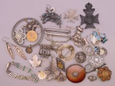 A box of miscellaneous jewellery.