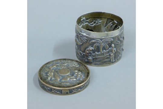 A Chinese embossed silver box. 6.5 cm high. 145.3 grammes. - Image 6 of 8