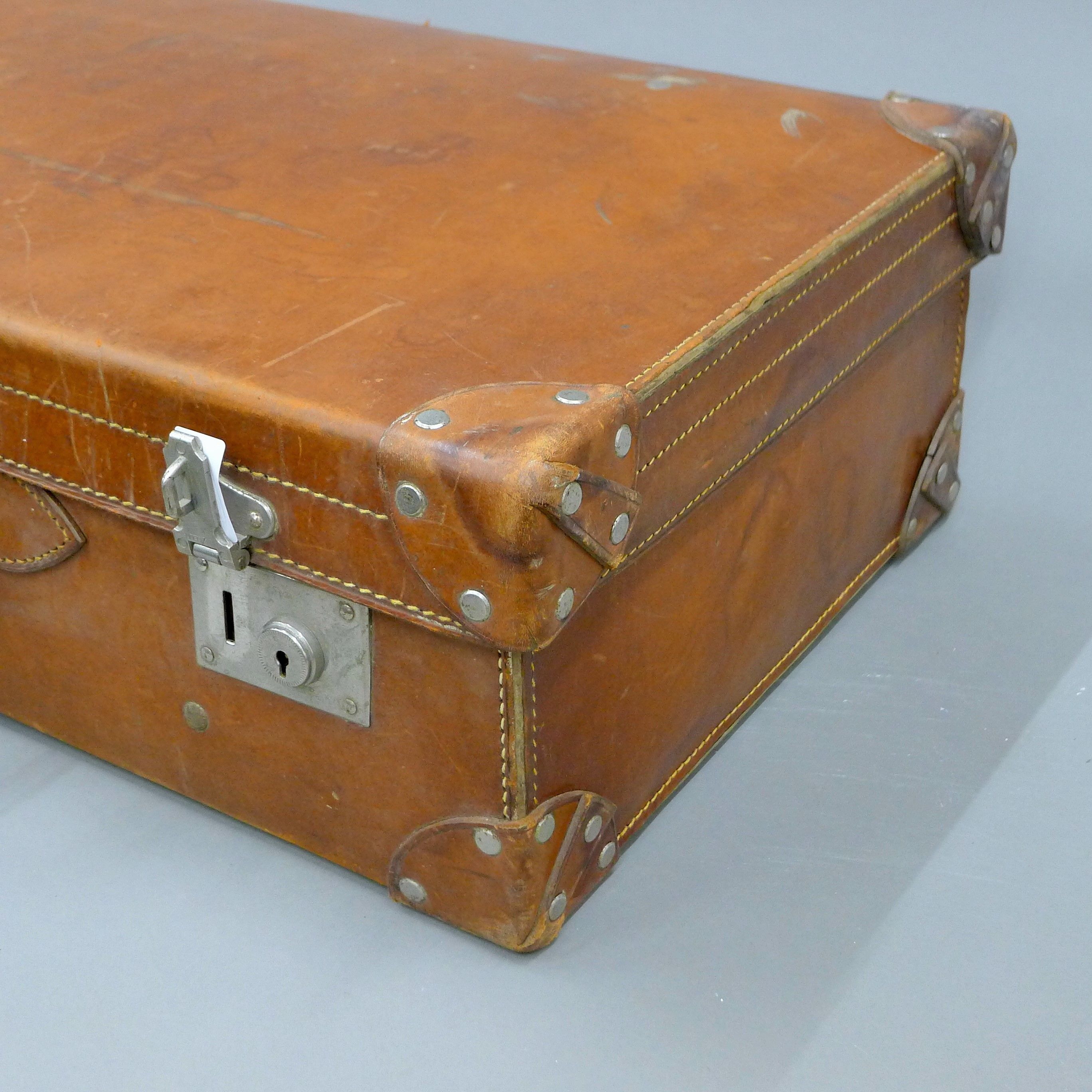 A vintage leather suitcase. 67 cm wide. - Image 4 of 4