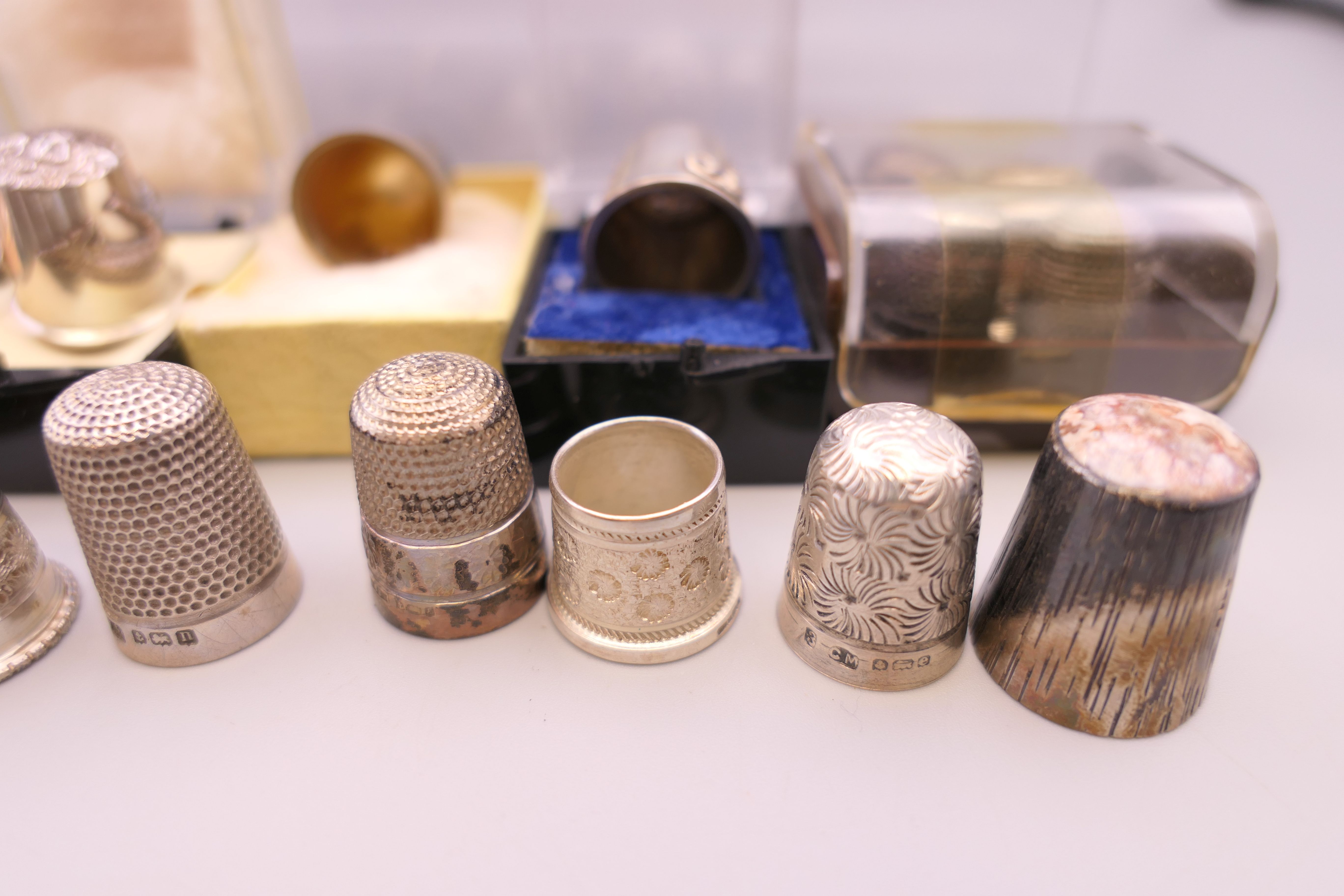 A collection of silver thimbles. - Image 5 of 7