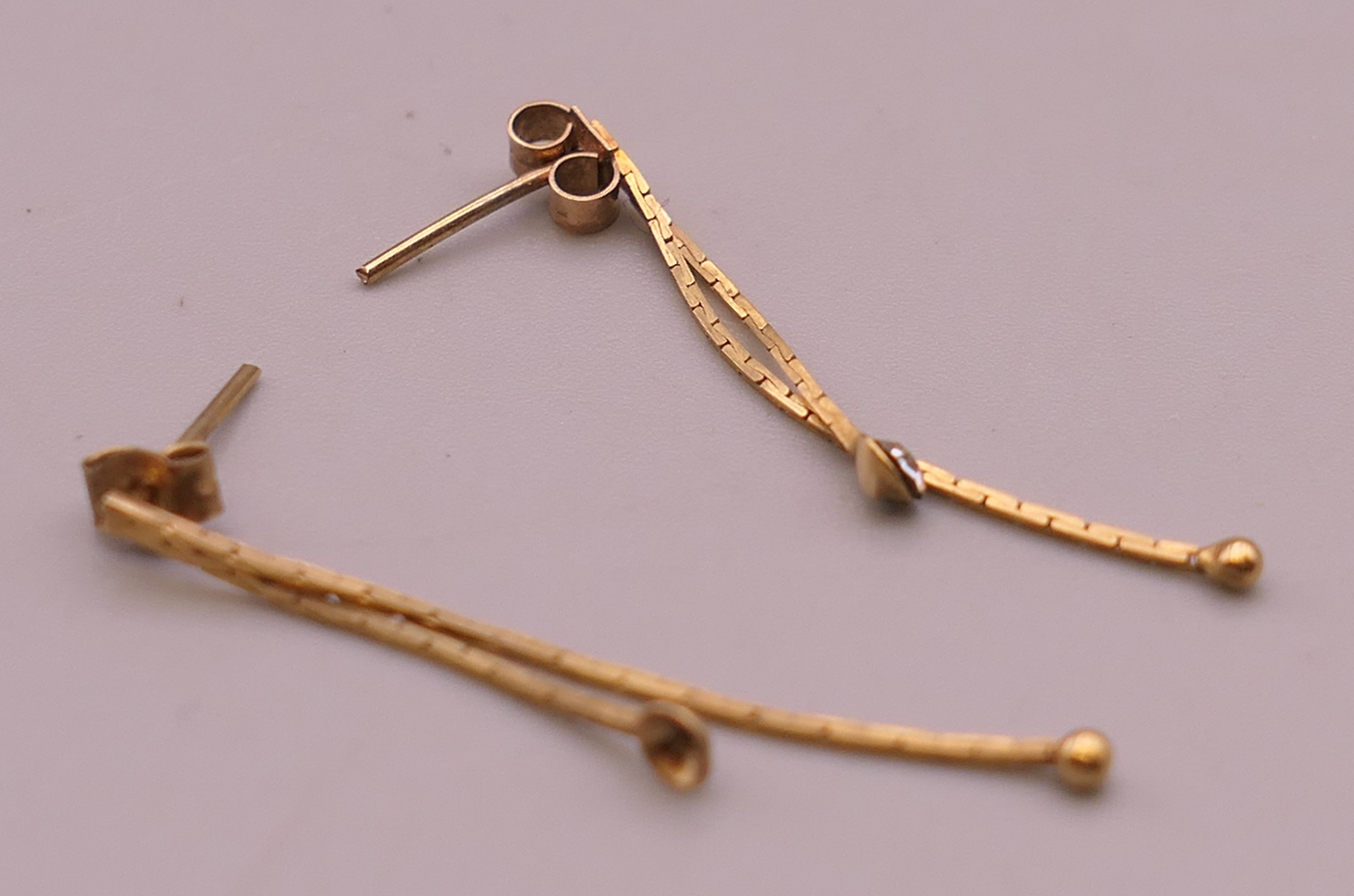 A quantity of various 9 ct gold earrings. - Image 6 of 6