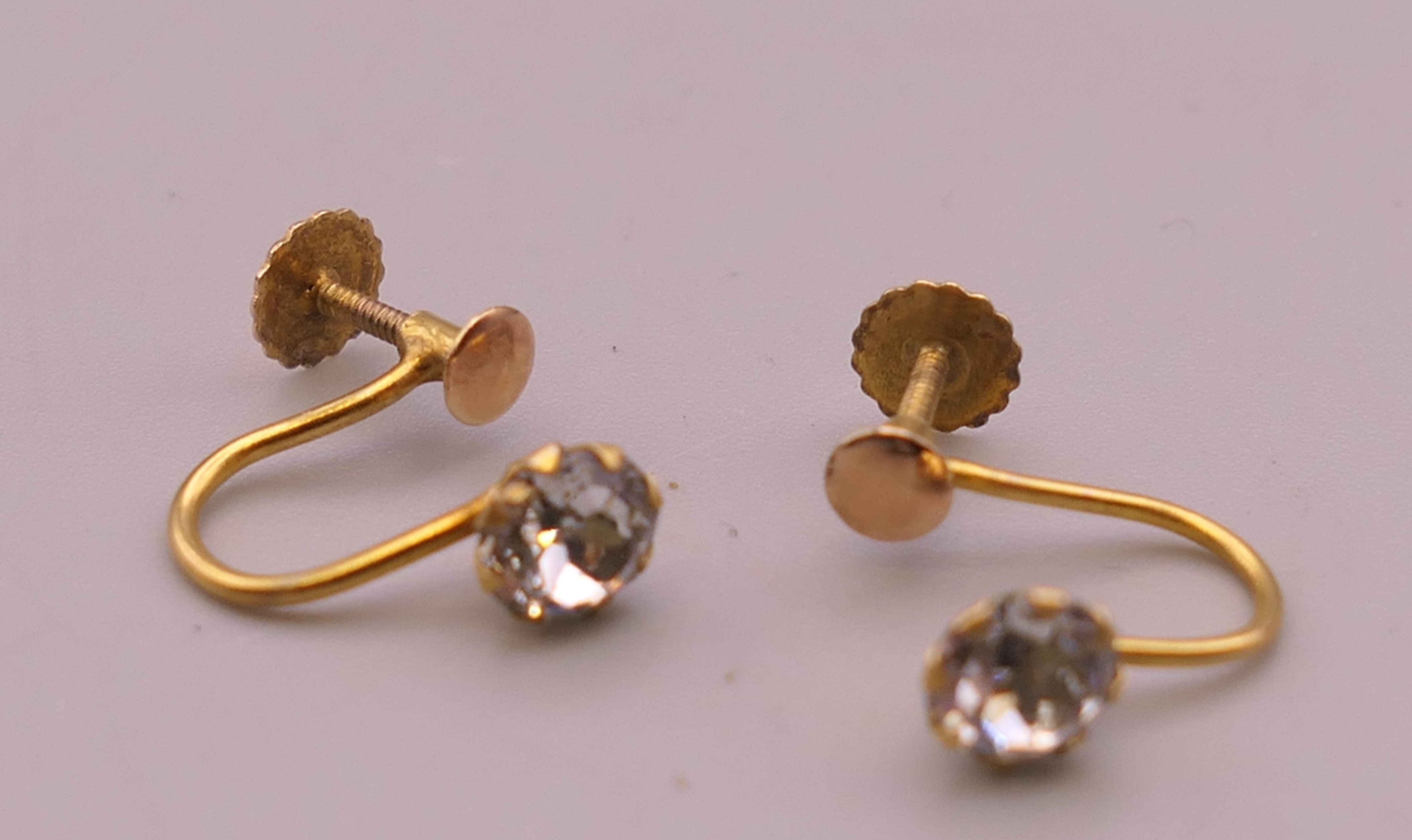 A quantity of various 9 ct gold earrings. - Image 5 of 6