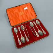A box set of silver teaspoons and sugar tongs. 95.2 grammes.