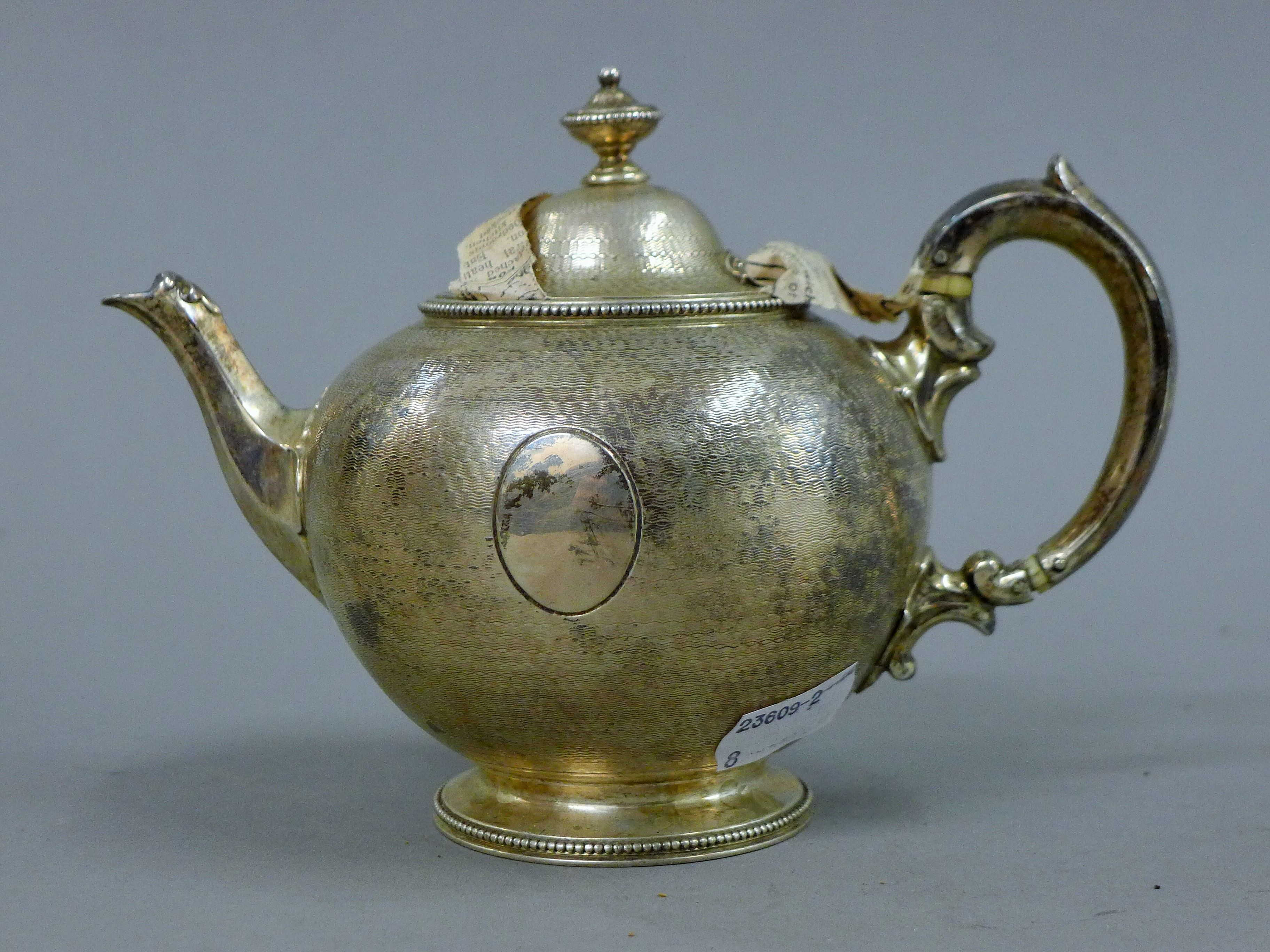 A small Victorian silver teapot. 12 cm high. 263.7 grammes total weight.