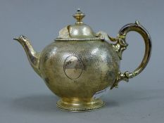 A small Victorian silver teapot. 12 cm high. 263.7 grammes total weight.