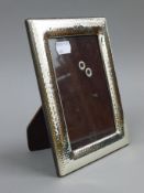 A planished silver photograph frame. 14.5 x 19.5 cm.