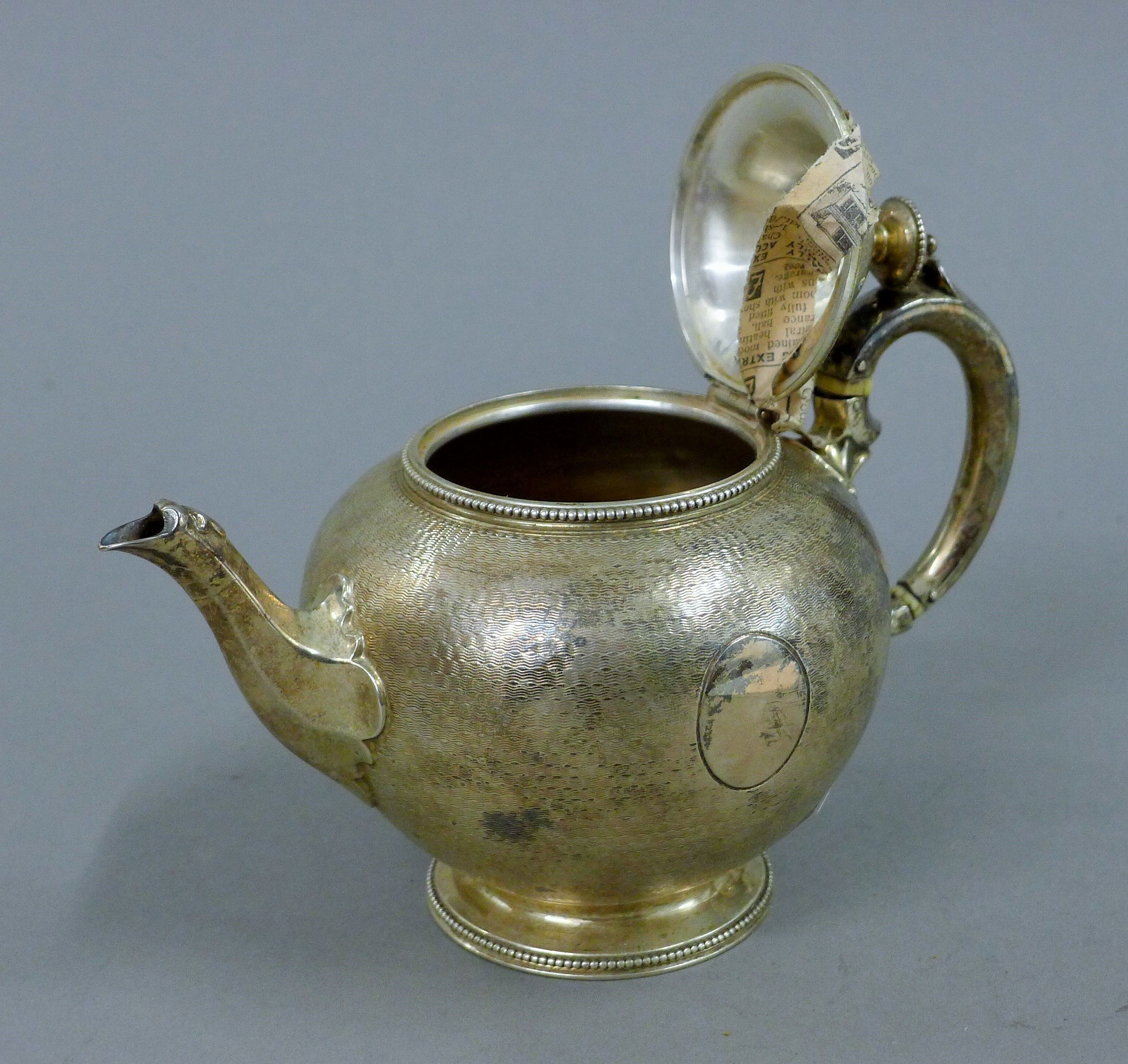 A small Victorian silver teapot. 12 cm high. 263.7 grammes total weight. - Image 3 of 6