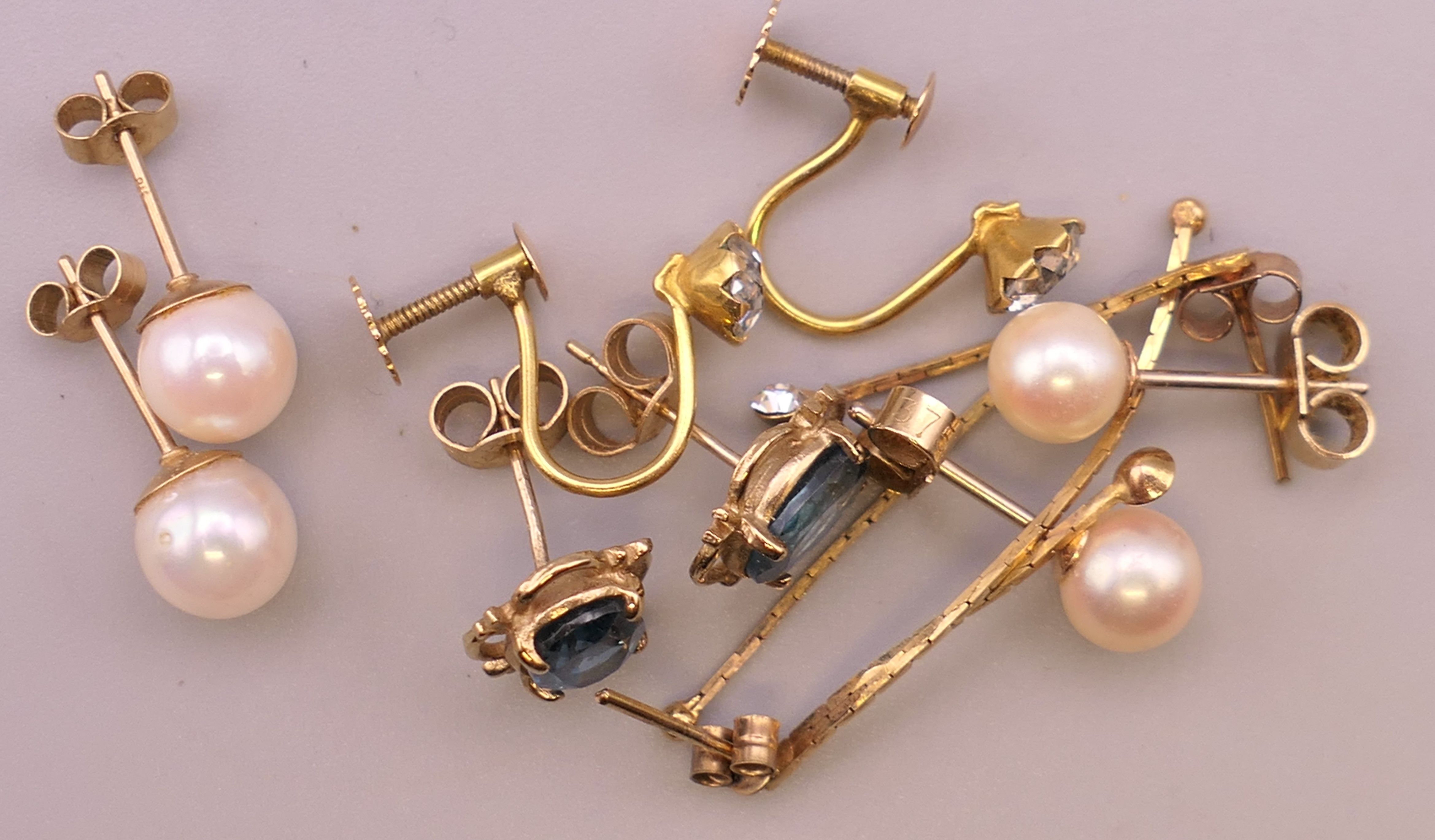 A quantity of various 9 ct gold earrings.