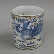 A Chinese blue and white porcelain brush pot. 13.5 cm high.