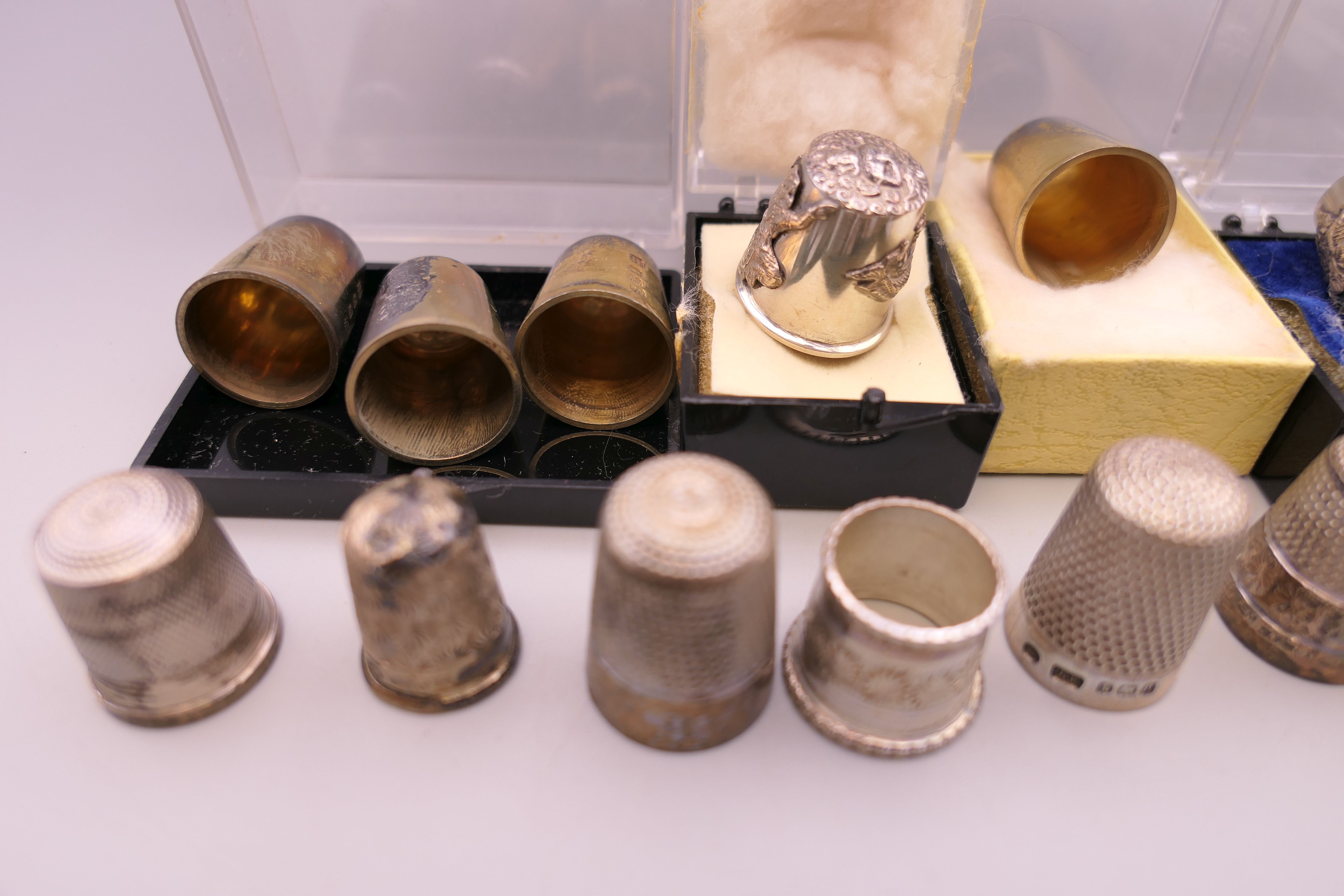 A collection of silver thimbles. - Image 4 of 7