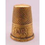 An unmarked gold thimble with engraved initials. 3.6 grammes.