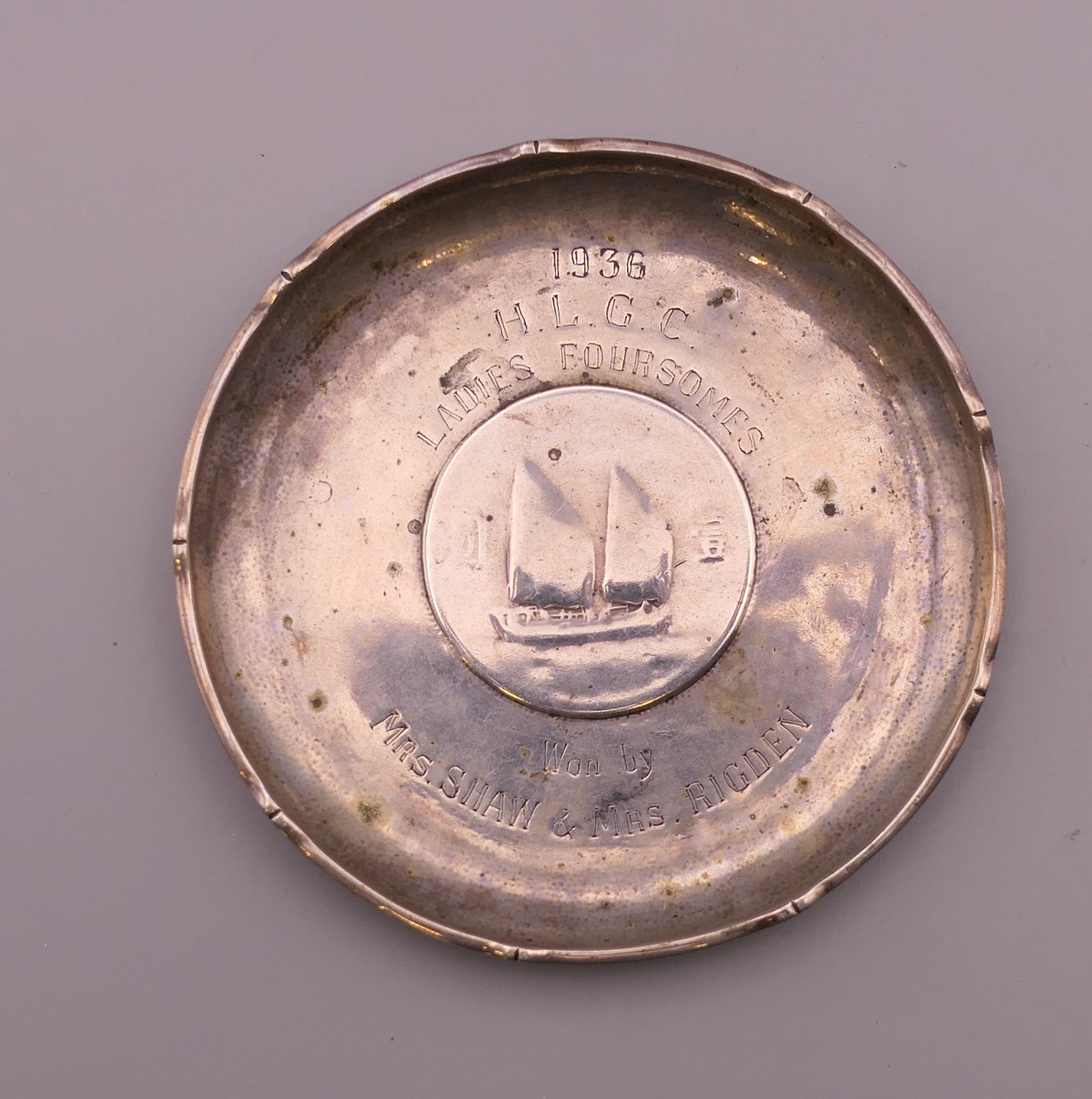Two Chinese silver dishes inset with coins. 9.5 cm diameter. 117.9 grammes total weight. - Image 2 of 5