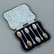 A cased set of silver teaspoons. 98.5 grammes.