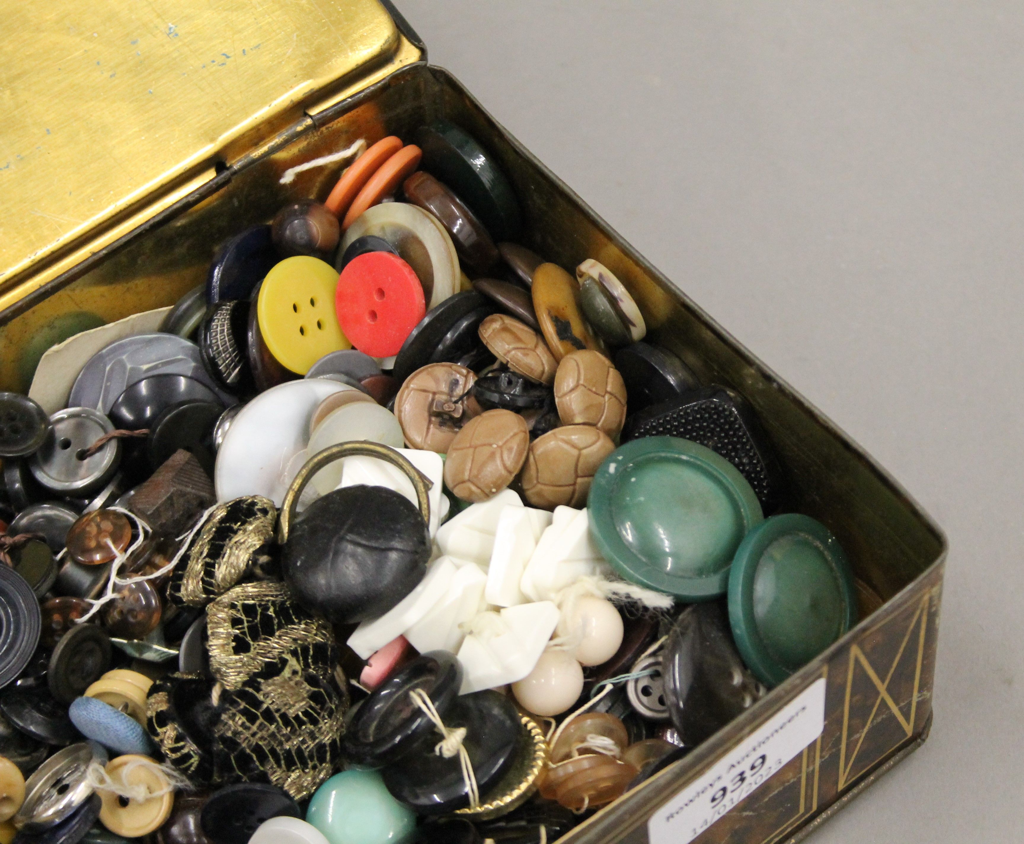 A tin of vintage buttons. - Image 5 of 5