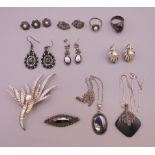 A small quantity of silver and costume jewellery.
