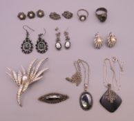 A small quantity of silver and costume jewellery.