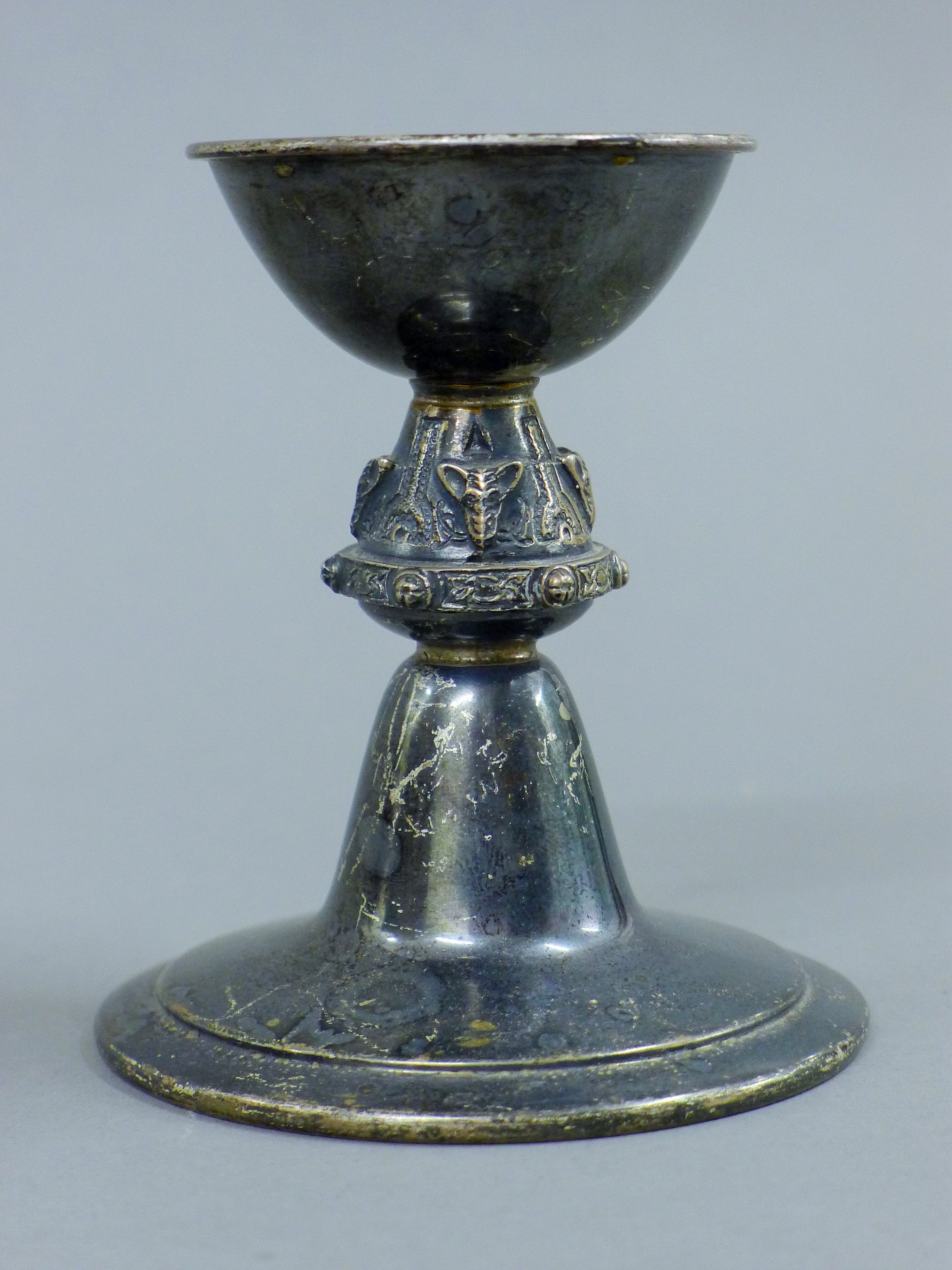 A pair of silver candlesticks. 8.5 cm high. 236.6 grammes. - Image 2 of 5