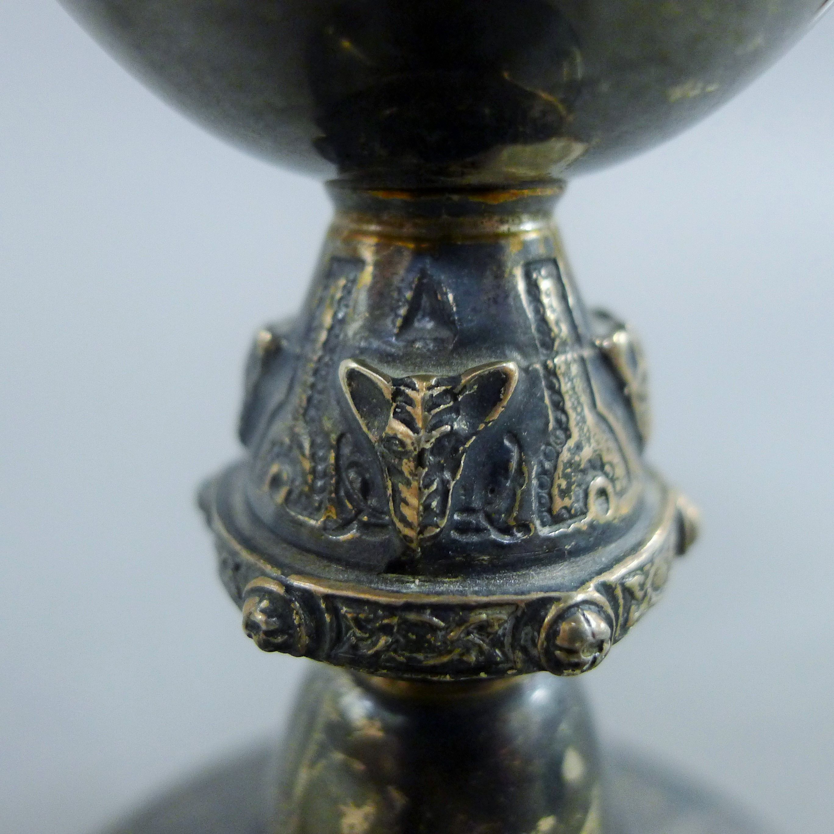 A pair of silver candlesticks. 8.5 cm high. 236.6 grammes. - Image 4 of 5