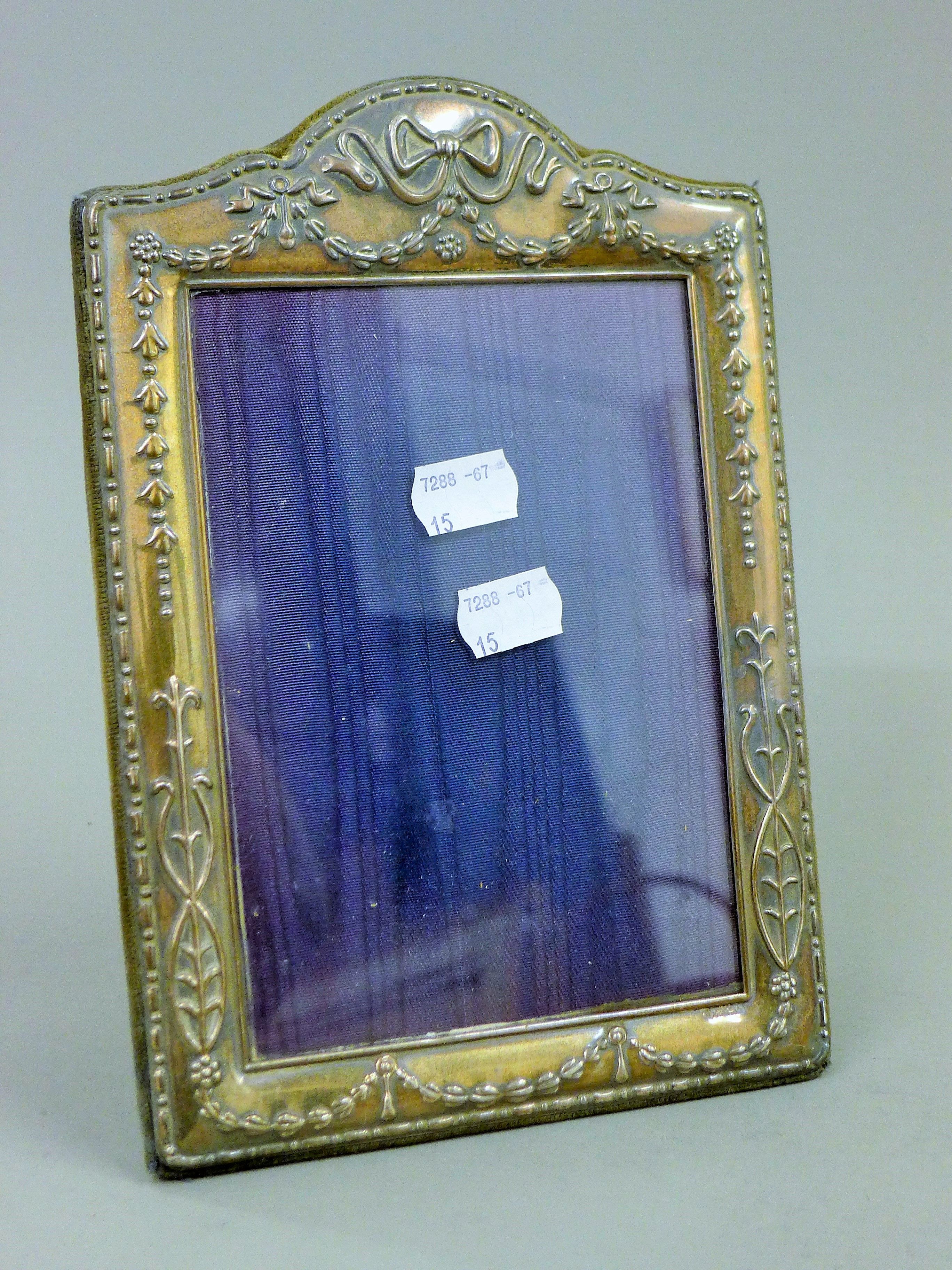 A silver photograph frame. 16.5 x 24 cm.