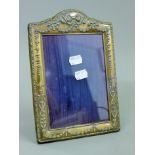 A silver photograph frame. 16.5 x 24 cm.