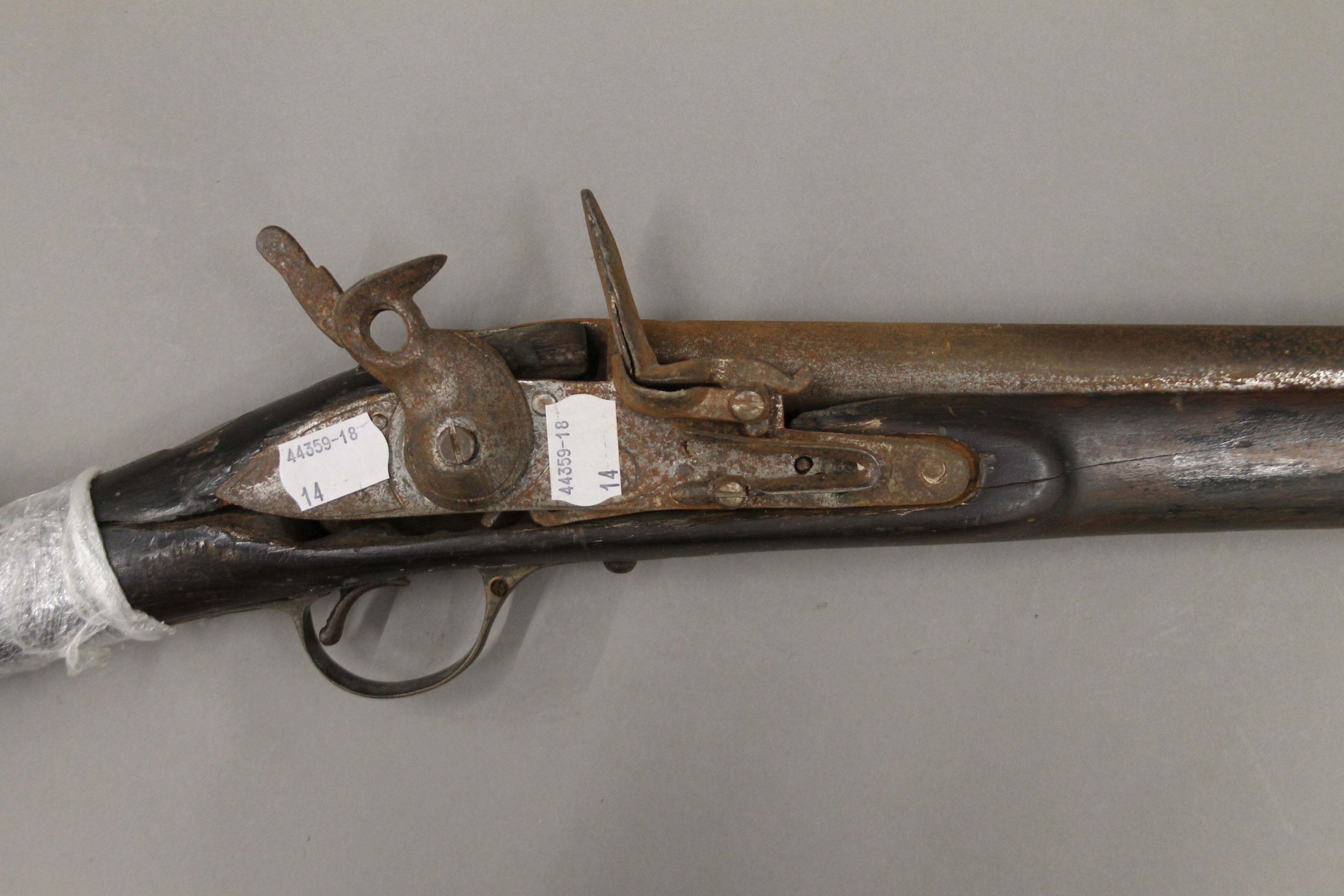 An antique flintlock musket. 138 cm long. - Image 3 of 7