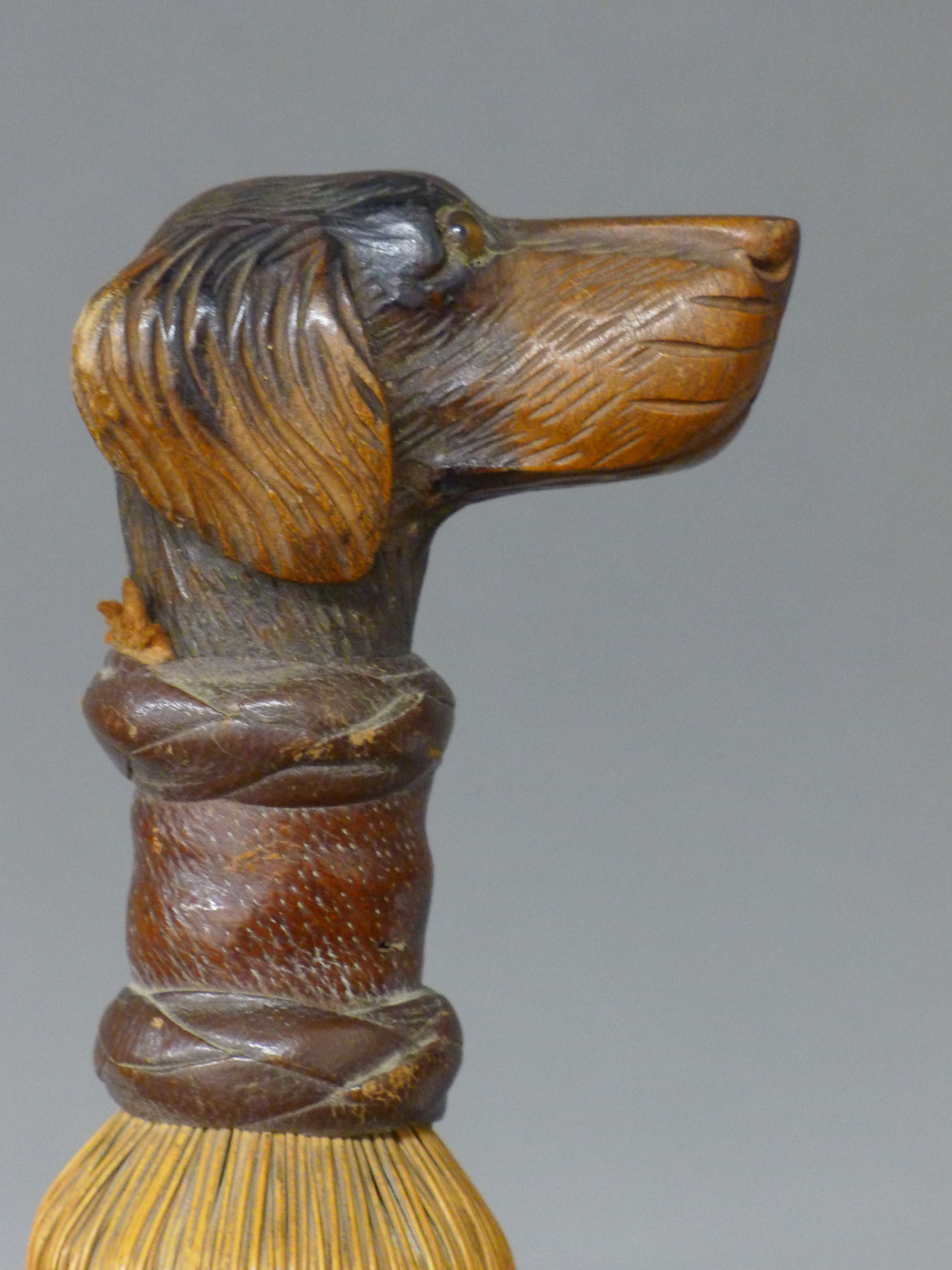 A brush mounted with a carved wooden dog's head handle. 27.5 cm high. - Image 3 of 4