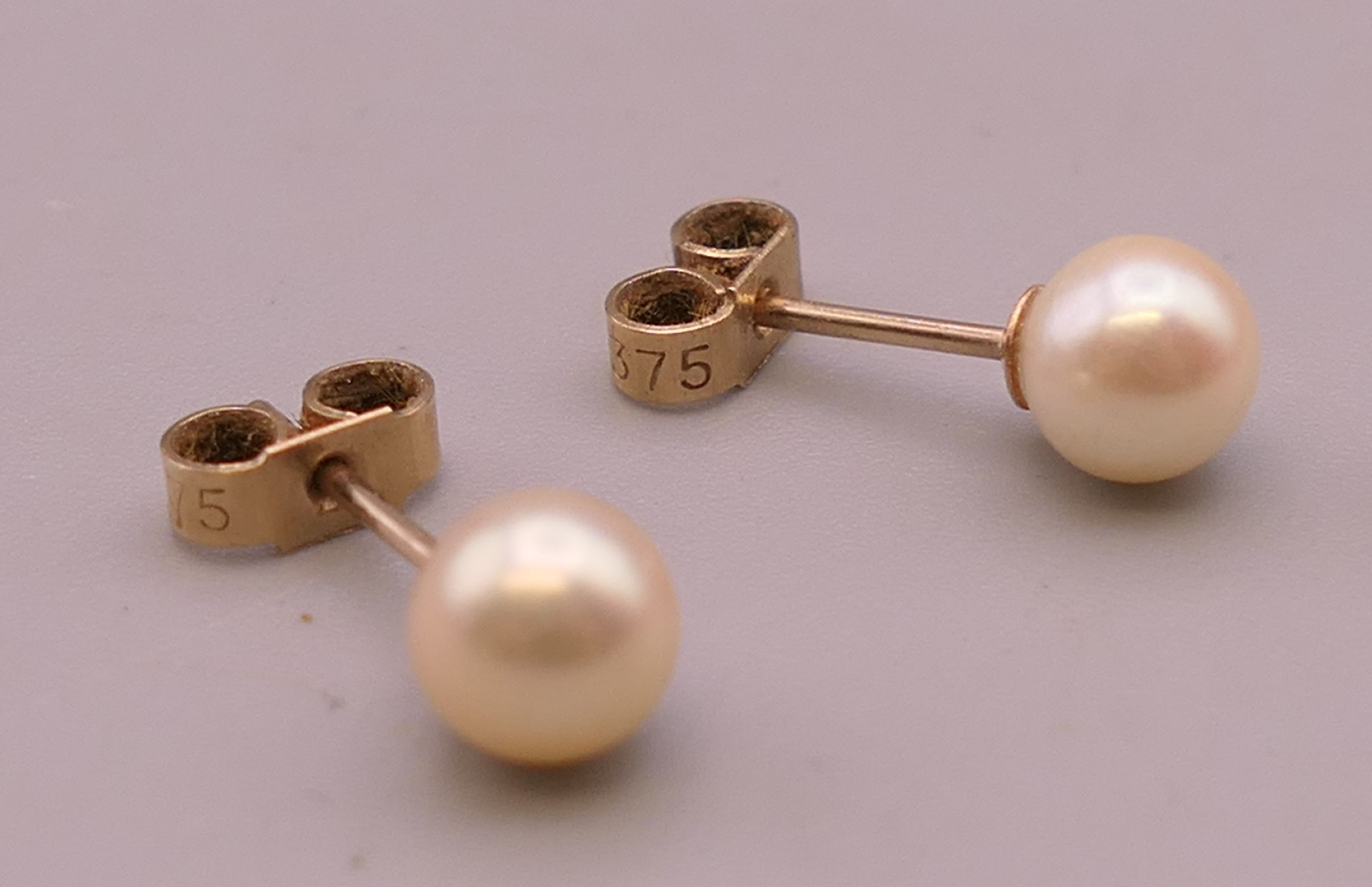 A quantity of various 9 ct gold earrings. - Image 4 of 6