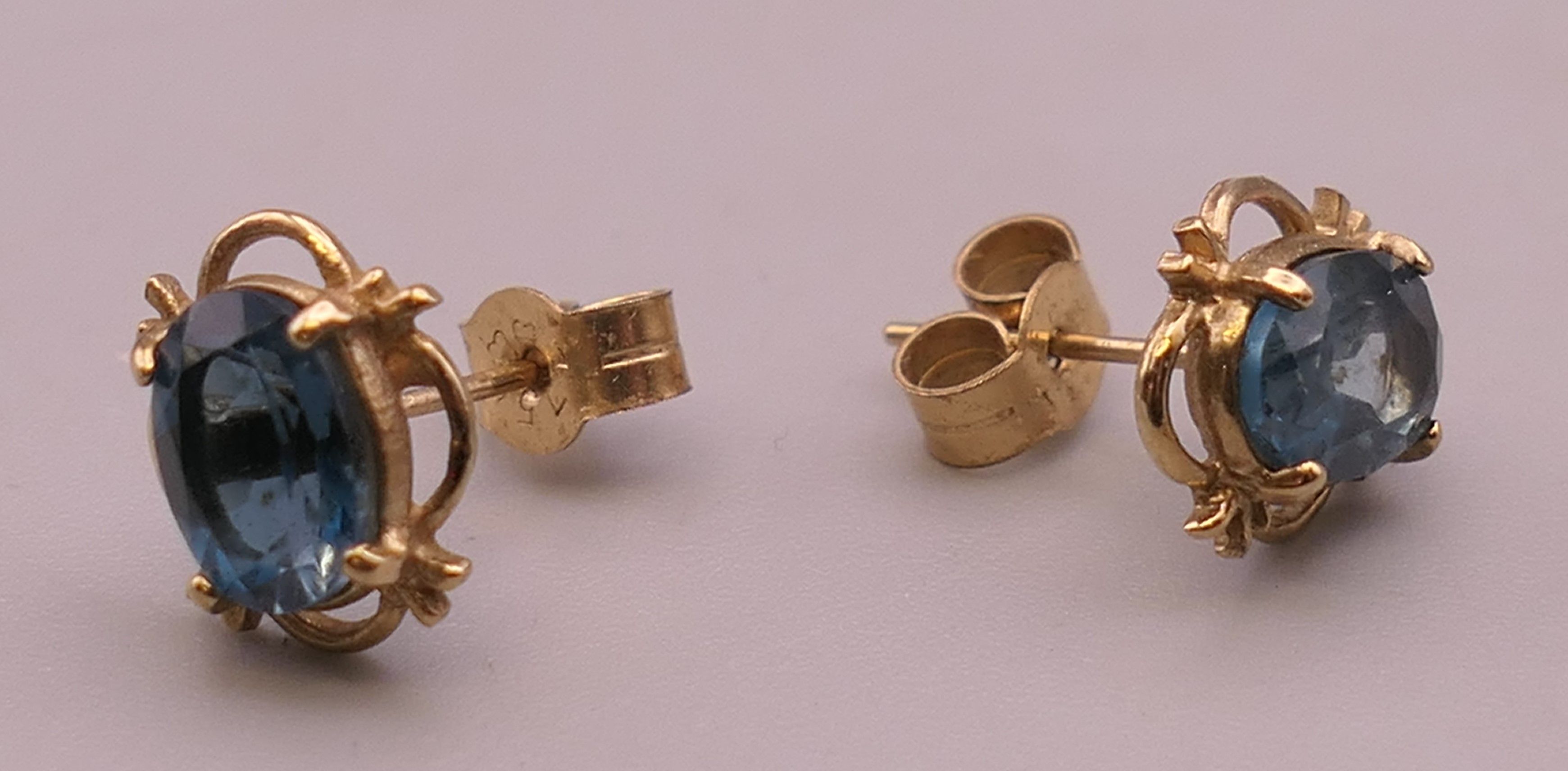 A quantity of various 9 ct gold earrings. - Image 2 of 6