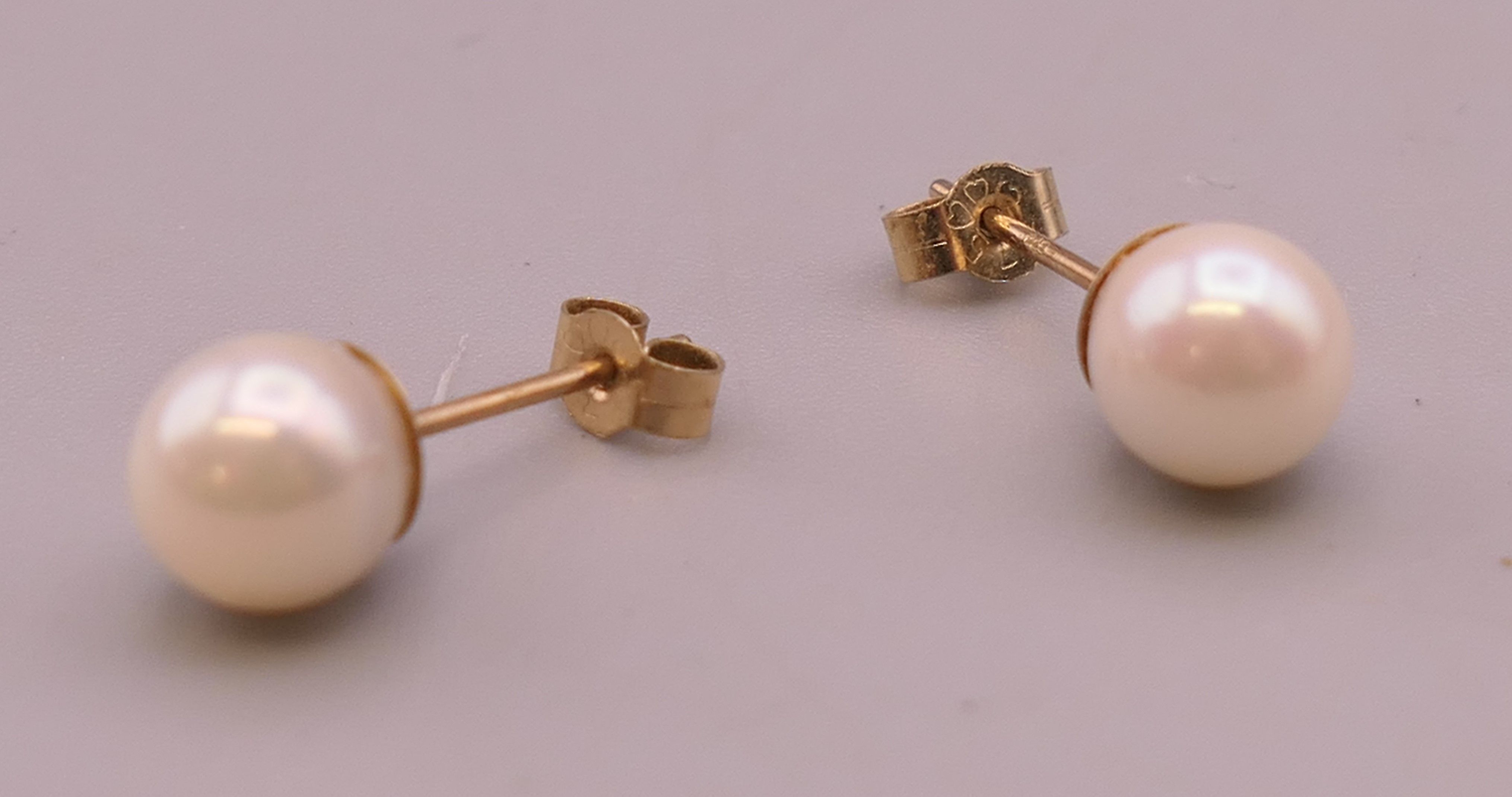 A quantity of various 9 ct gold earrings. - Image 3 of 6