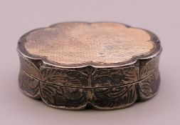 A silver snuff box. 3.5 cm wide.