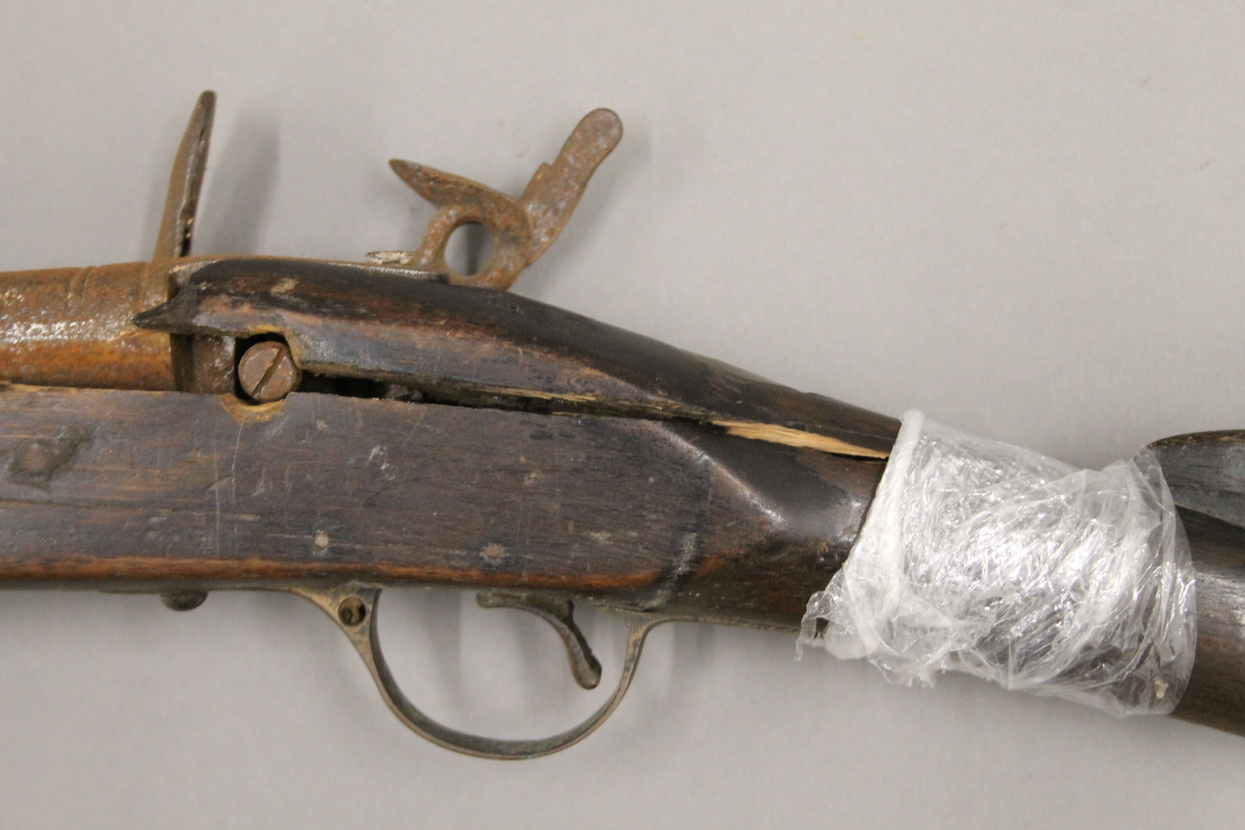 An antique flintlock musket. 138 cm long. - Image 5 of 7