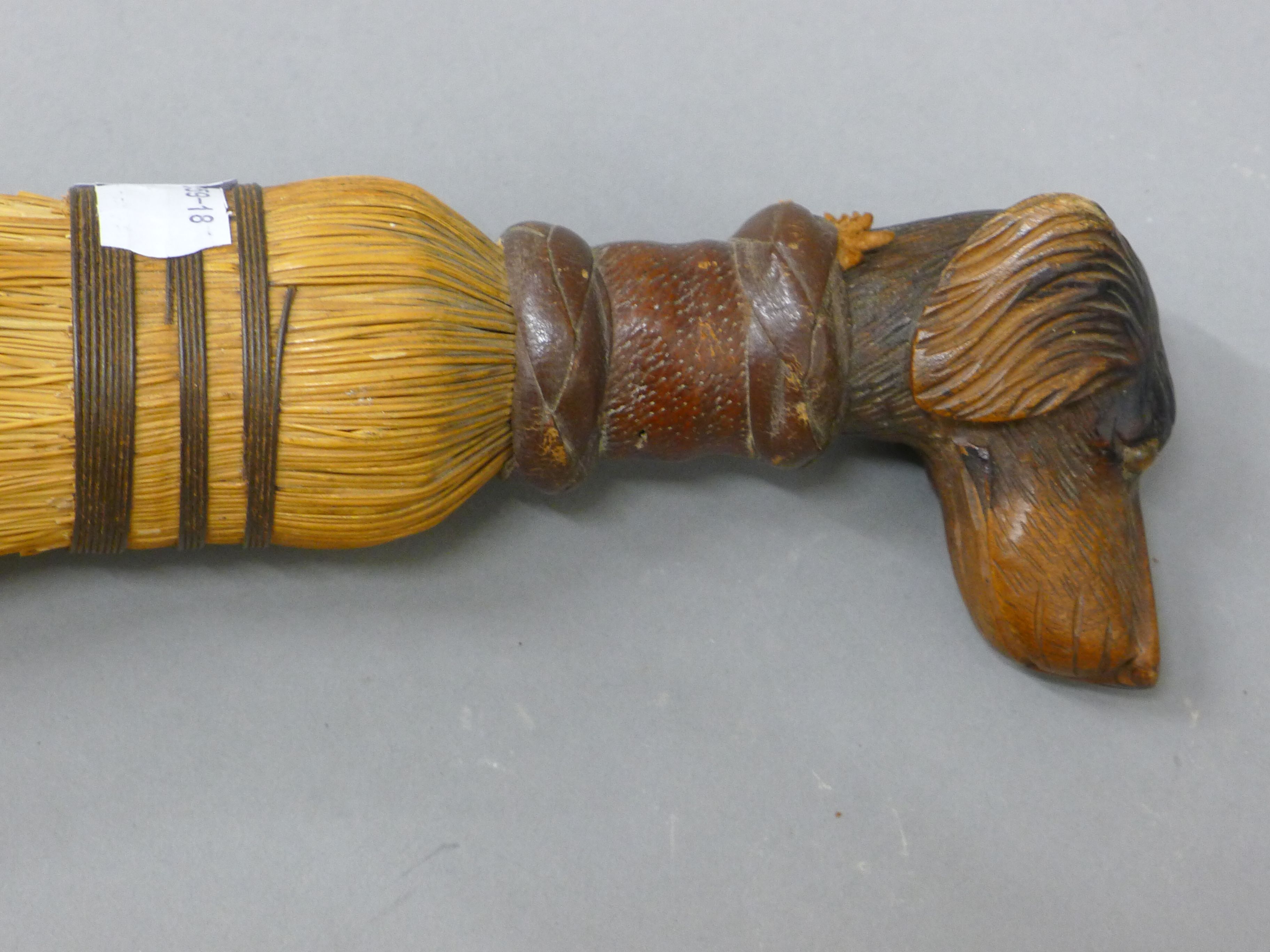 A brush mounted with a carved wooden dog's head handle. 27.5 cm high. - Image 4 of 4