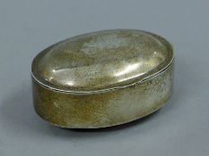 A silver snuff box. 8.5 cm wide. 72.4 grammes.