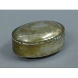 A silver snuff box. 8.5 cm wide. 72.4 grammes.