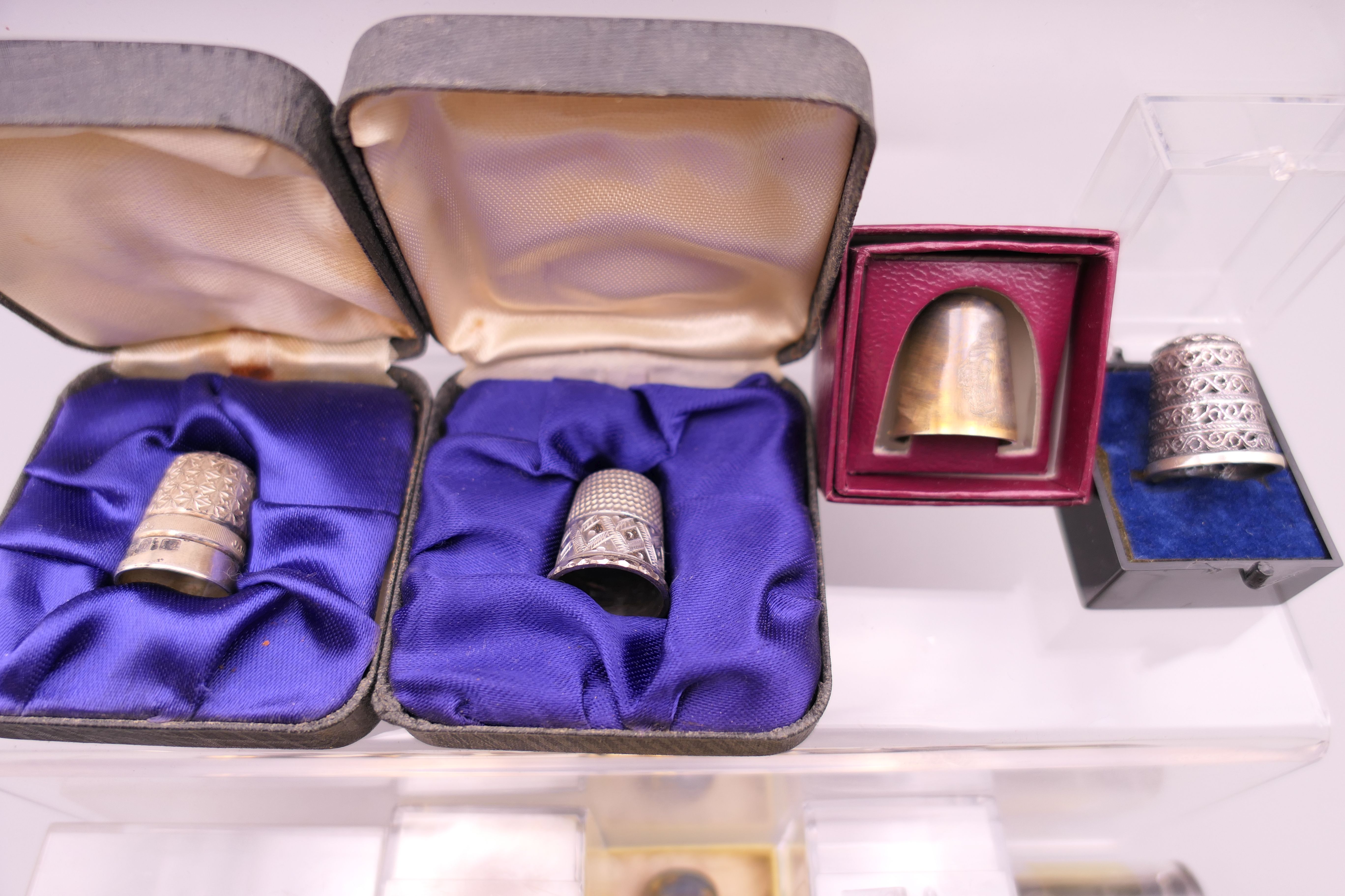 A collection of silver thimbles. - Image 3 of 7