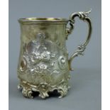 An embossed silver tankard. 12.5 cm high. 213.5 grammes.