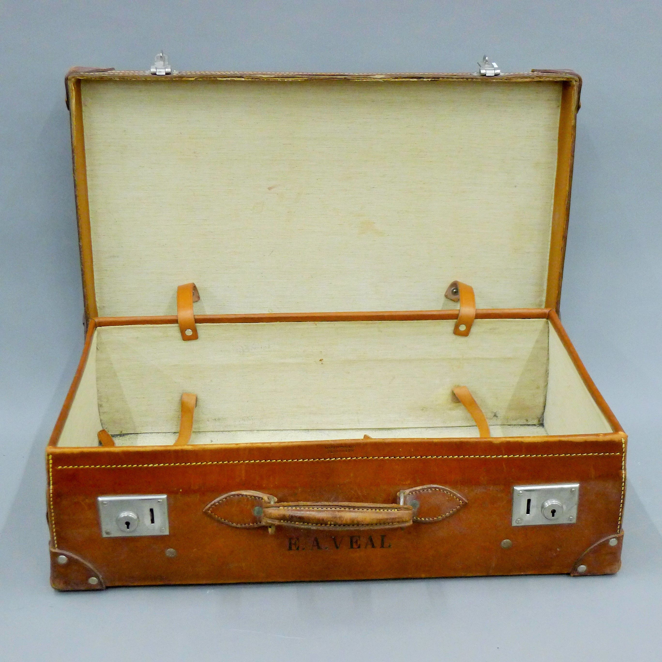 A vintage leather suitcase. 67 cm wide. - Image 3 of 4