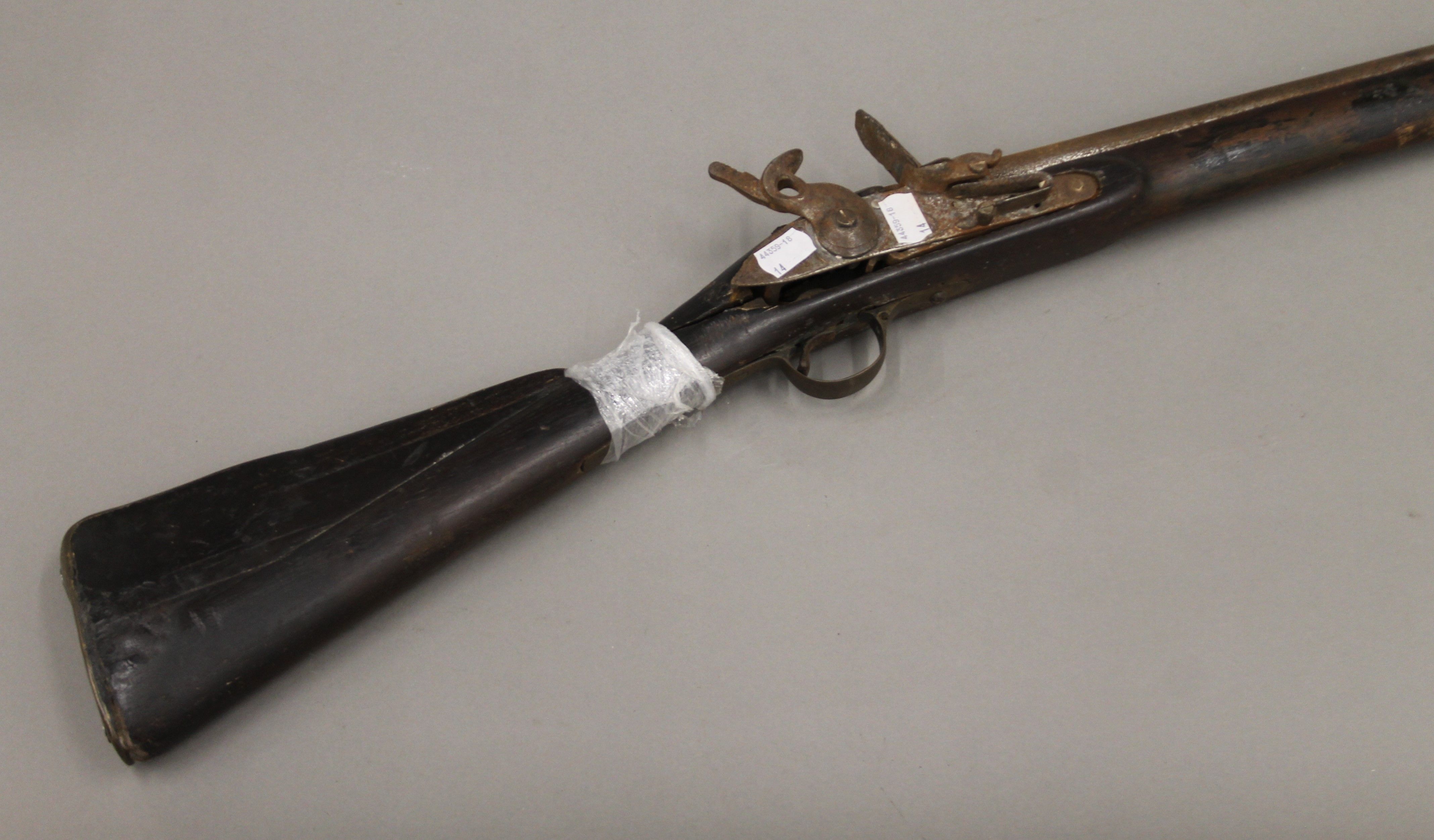 An antique flintlock musket. 138 cm long. - Image 2 of 7