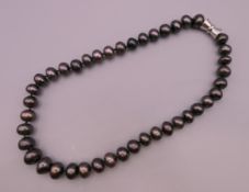 A black pearl bead necklace. 48 cm long.