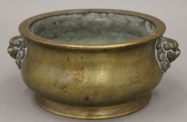 An 18th/19th century Chinese bronze censer. 18 cm wide.