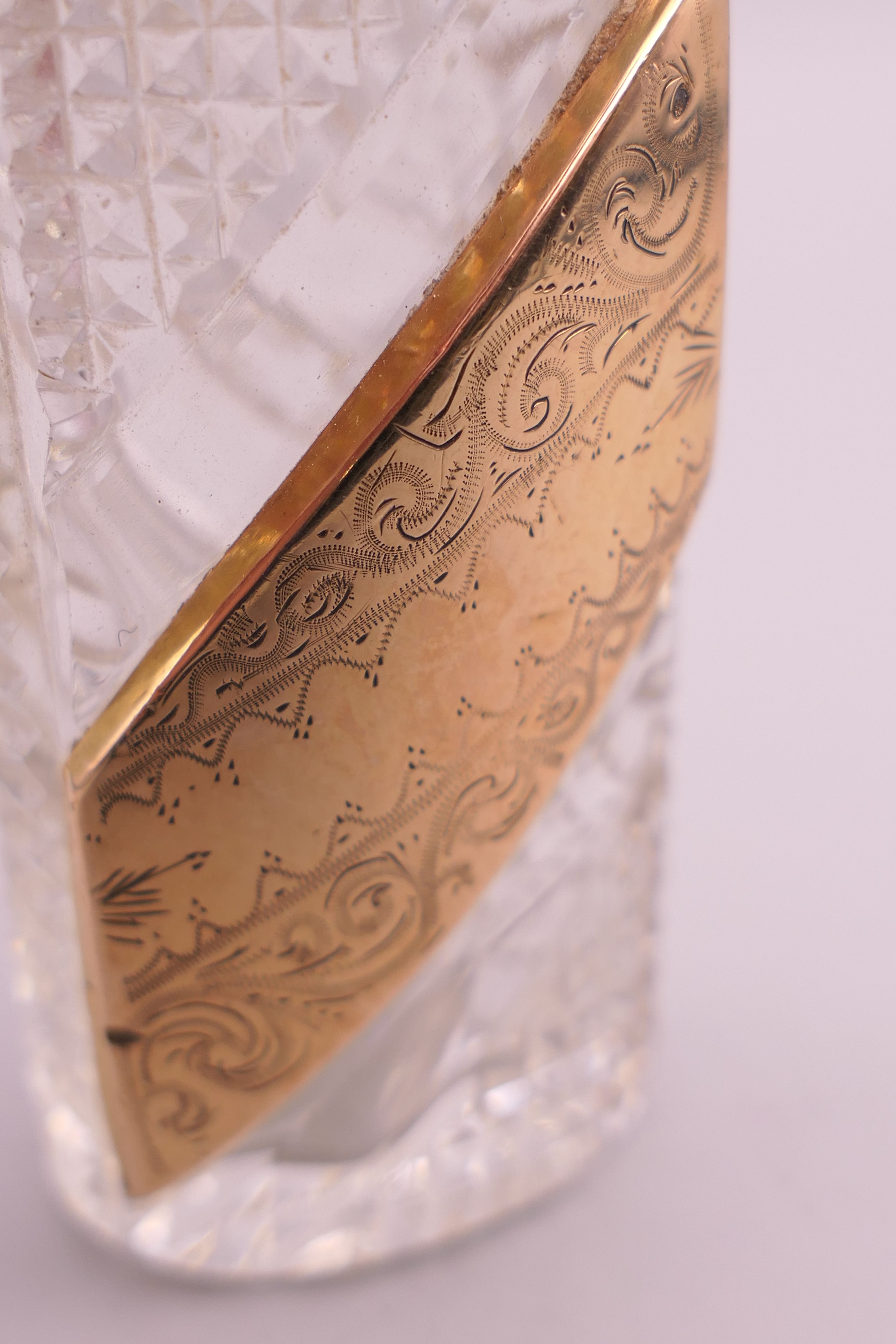 A Continental 18 ct gold and cut crystal glass scent bottle. 9 cm high. - Image 4 of 5